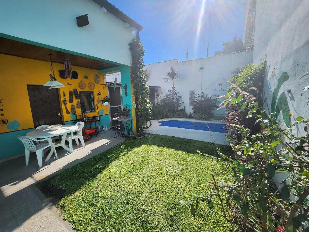 Foto de Casa 4 Ambientes En Lanús Oeste Con Cochera, Quincho Y Pilet, imagen 1