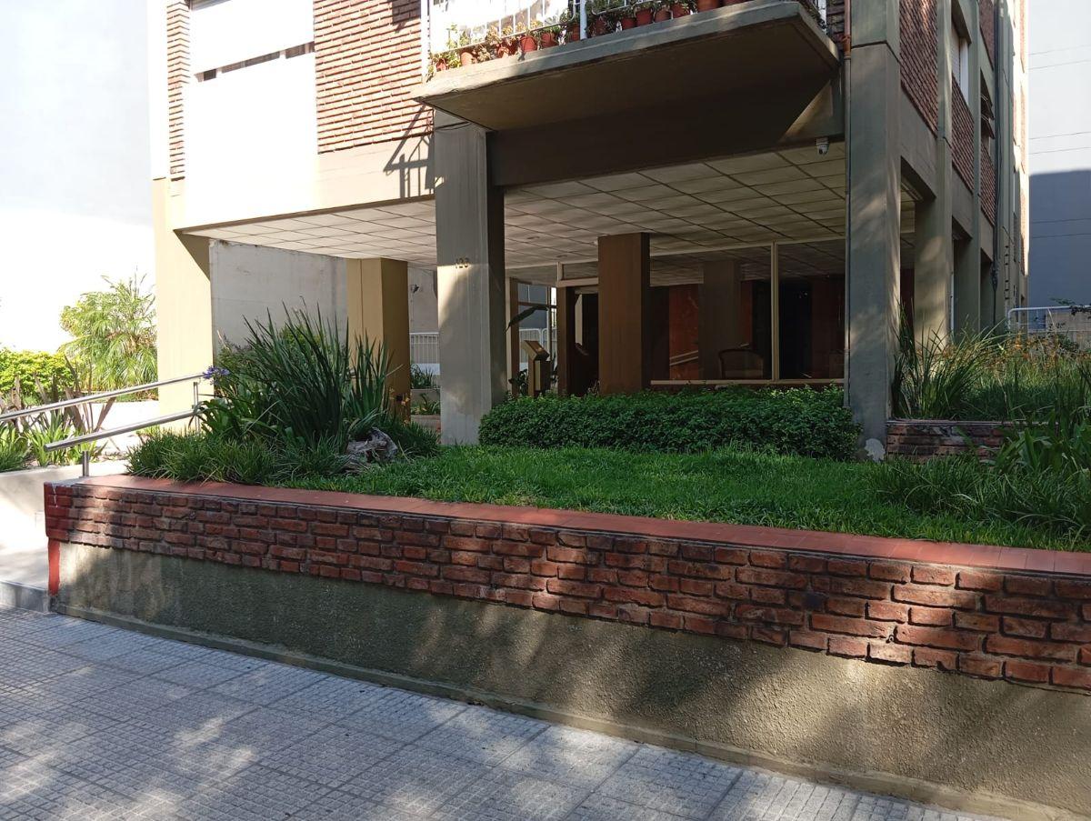 HERMOSO SEMIPISO AL FRENTE CON COCHERA RECICLADO A NUEVO