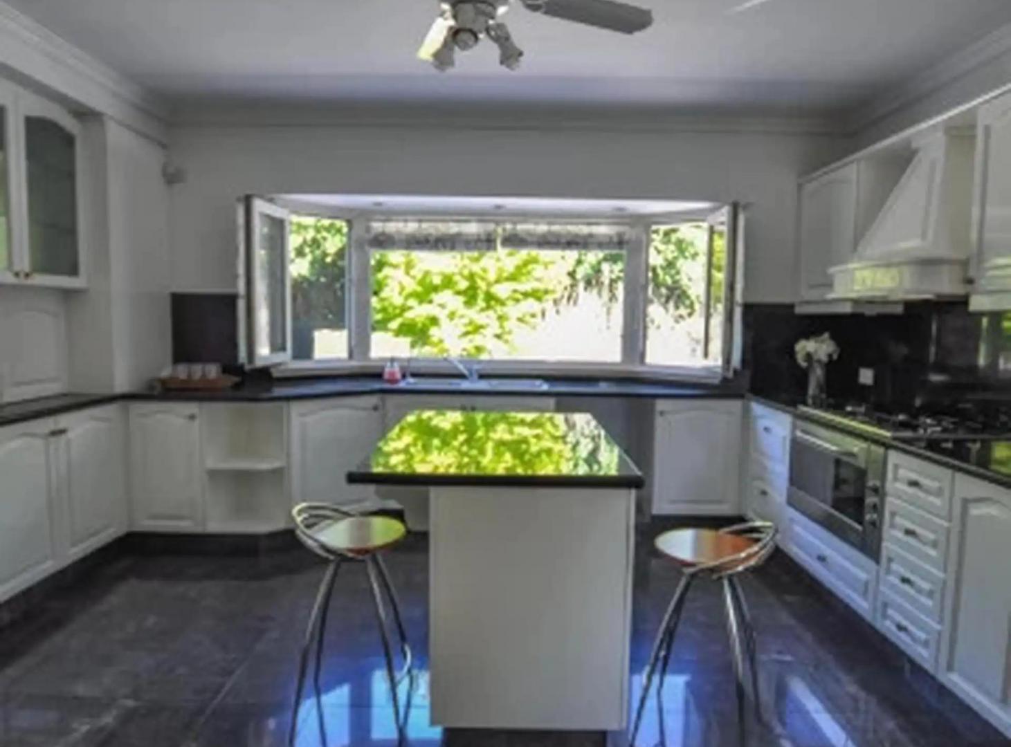 Foto de MAGNÍFICA RESIDENCIA EN VENTA , CON FINANCIAC. DIRECTA, 4 DORM EN SUITE, imagen 3