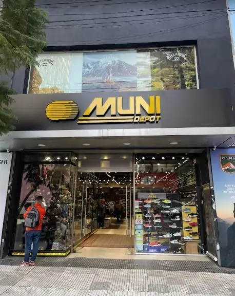 Local Comercial. Planta Baja: 8 x 41 m. 1º Piso: 300 m². Apto todo destino. 5