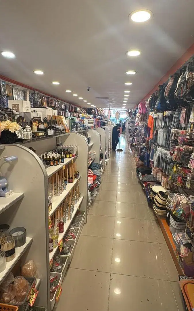 Local Comercial en Av. Santa Fe y Pueyrredon. Sin expensas. Apto todo destino 2