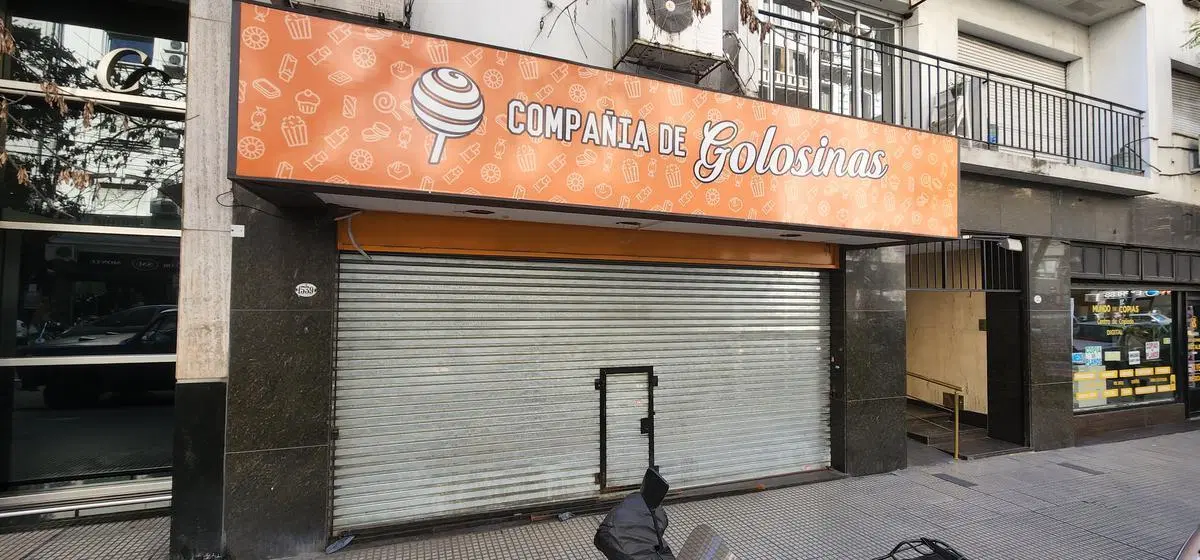 Local Comercial. Planta Baja: 5 x 12 m = 60 m². Subsuelo: 40 m². 3