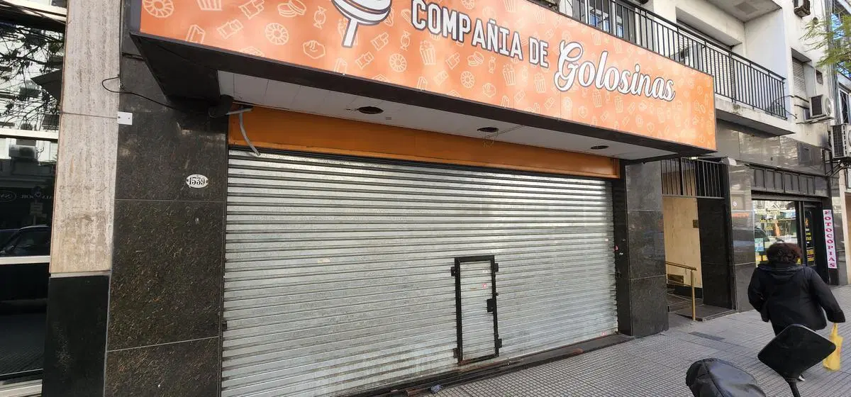 Local Comercial. Planta Baja: 5 x 12 m = 60 m². Subsuelo: 40 m². 2