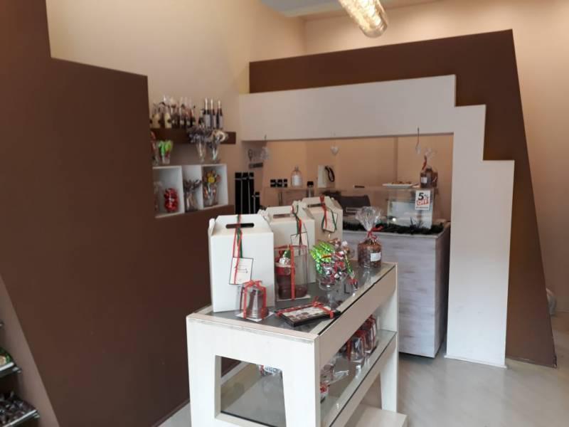 Foto de Local Comercial. Planta Baja: 3.50 x 6 m. A metros de Av. Cabildo, imagen 1