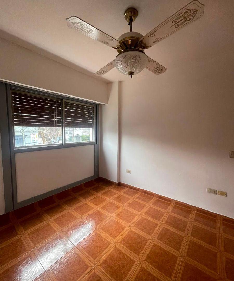 Foto de Excelente depto de 2 amb en alquiler en Pereyra Lucena 216, 1°B Lomas, imagen 3