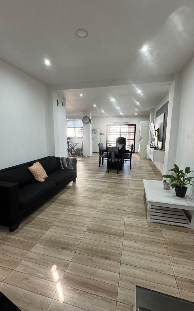 Foto de Casa Moderna estilo americana desarrollada en dos plantas: 4 Amb. en, imagen 1