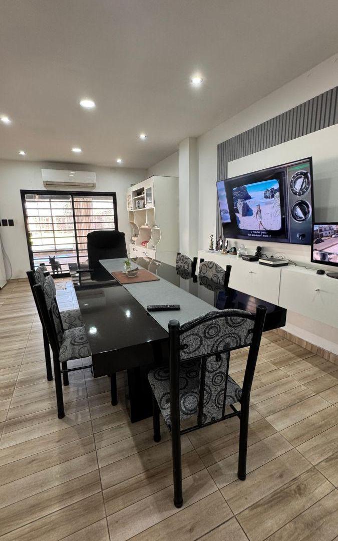 Foto de Casa Moderna estilo americana desarrollada en dos plantas: 4 Amb. en, imagen 2