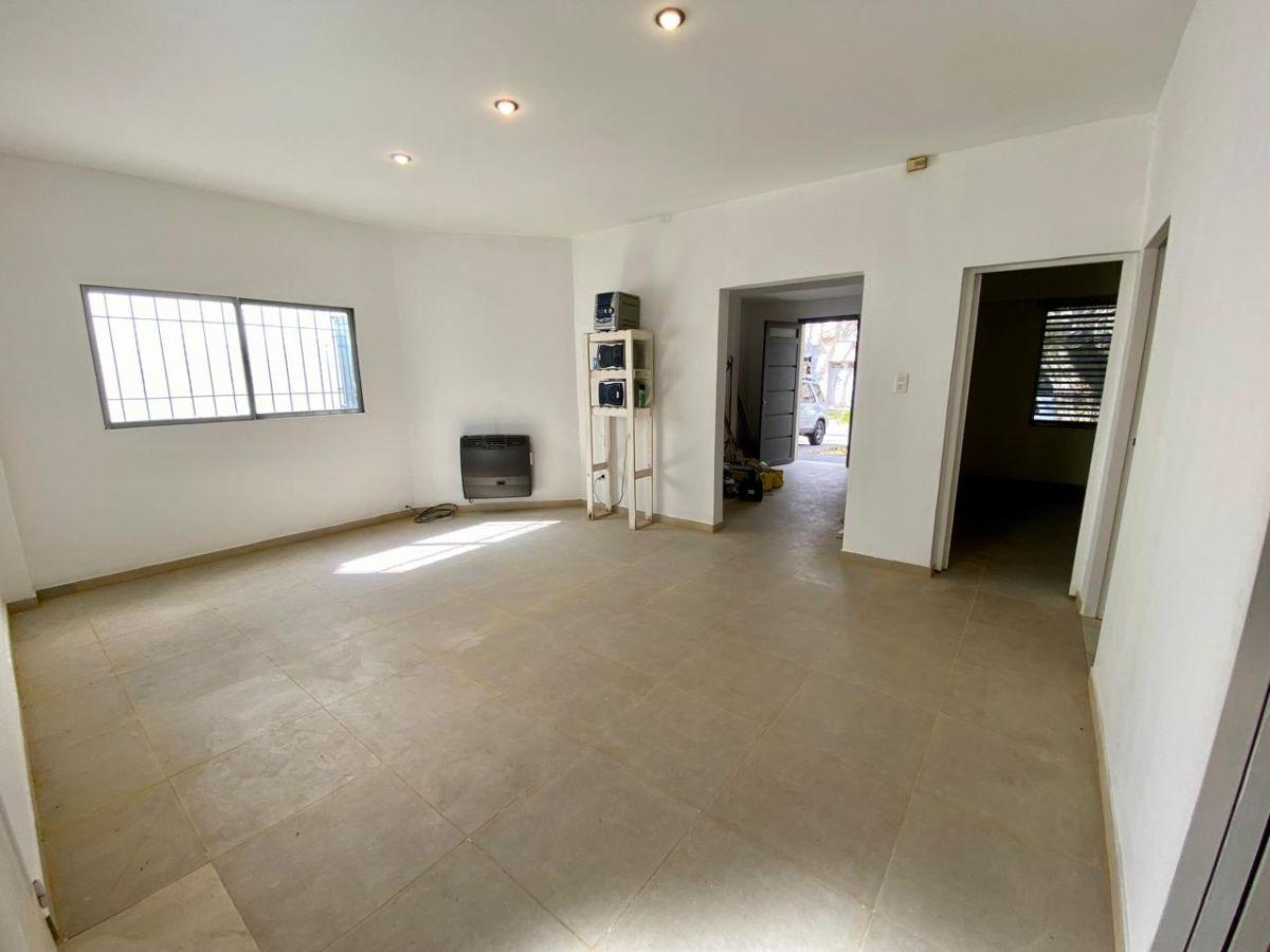 Foto de MUY LINDA CASA DE 3 AMBIENTES CON PATIO Y TERRAZA!!!, imagen 1