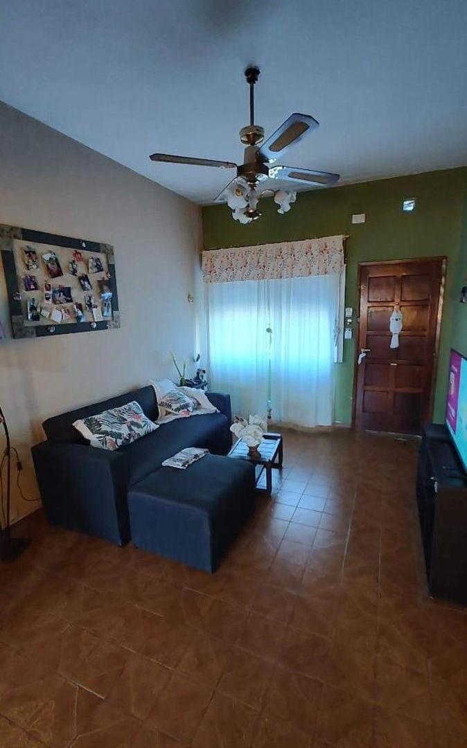 Foto de Casa 3 Amb c/ Garage, Fondo Libre y Dpto 2 Amb, imagen 2
