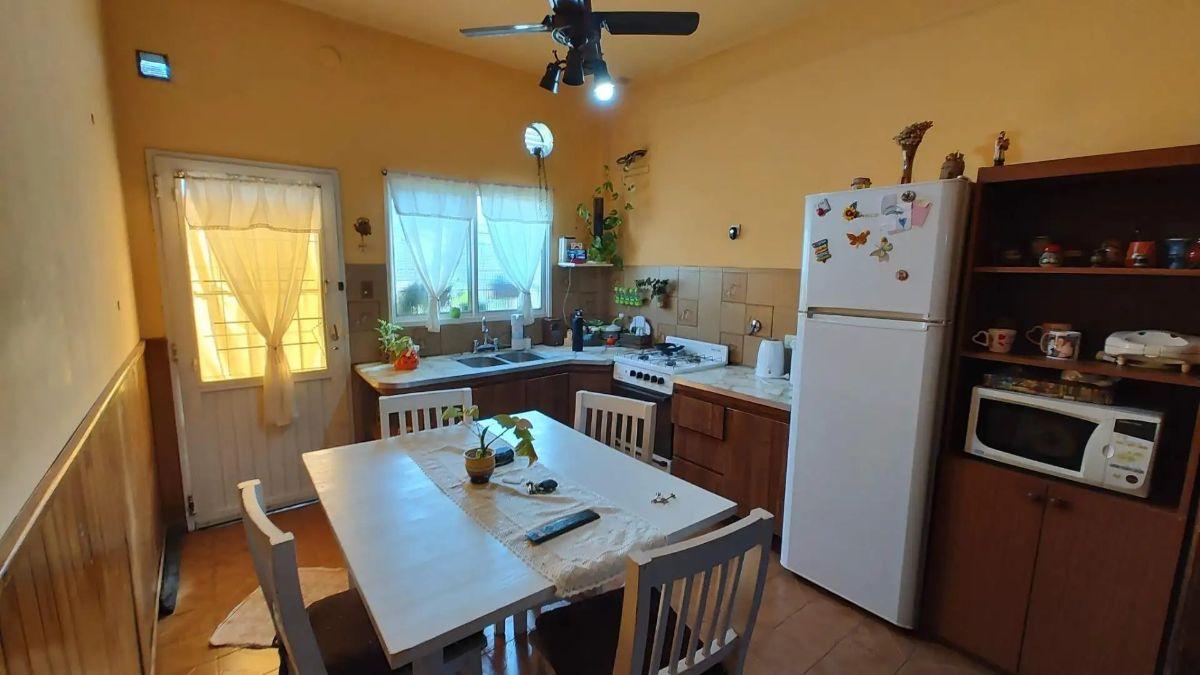 Foto de Casa 3 Amb c/ Garage, Fondo Libre y Dpto 2 Amb, imagen 3