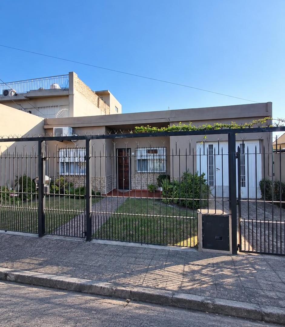 Foto de Casa 3 Amb c/ Garage, Fondo Libre y Dpto 2 Amb, imagen 1