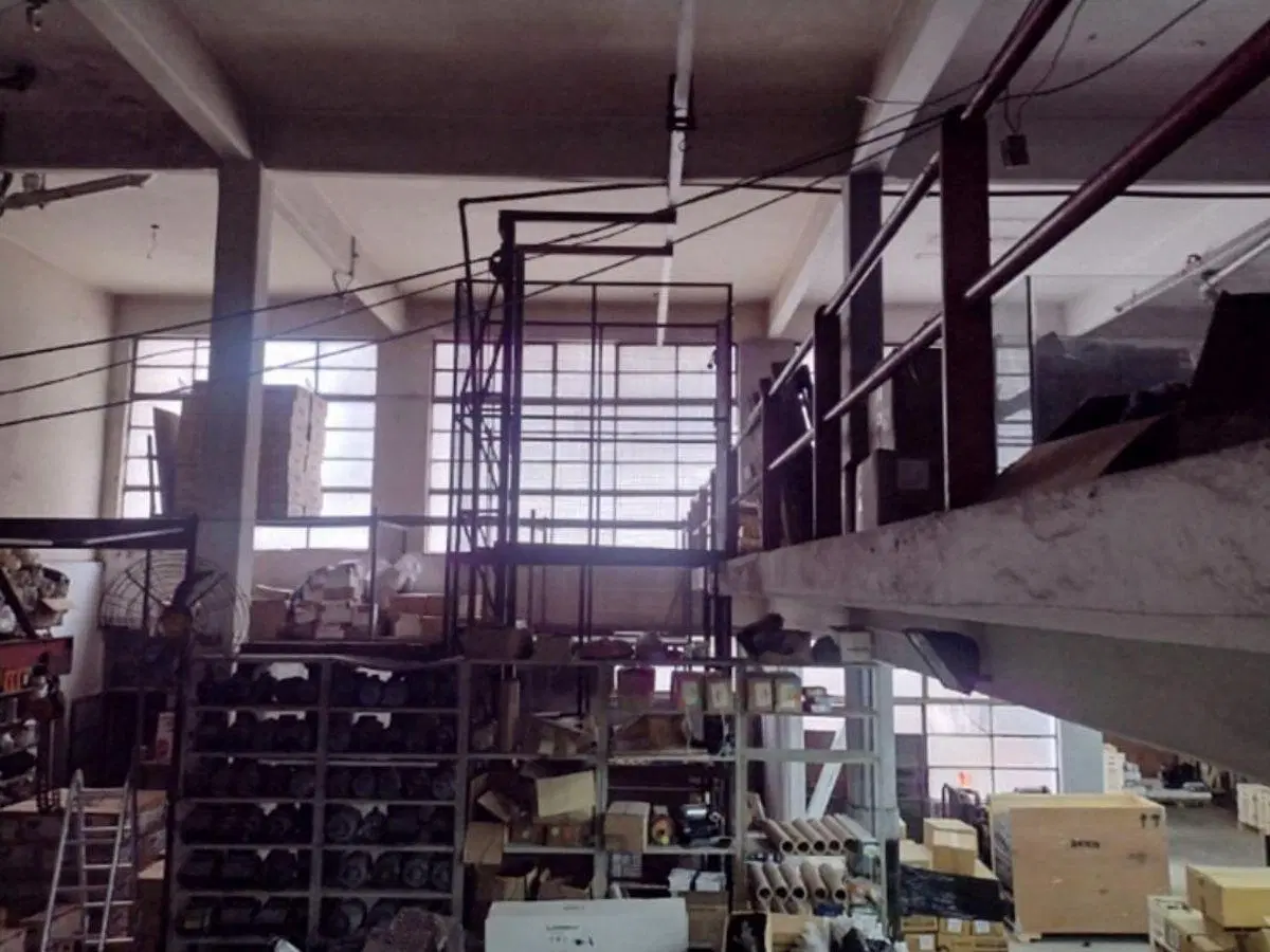 Depósito con entrada para camiones, grúa y montacargas + Local y oficinas 5
