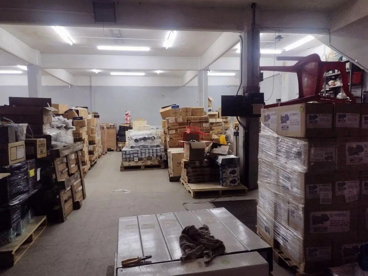 Depósito con entrada para camiones, grúa y montacargas + Local y oficinas 2