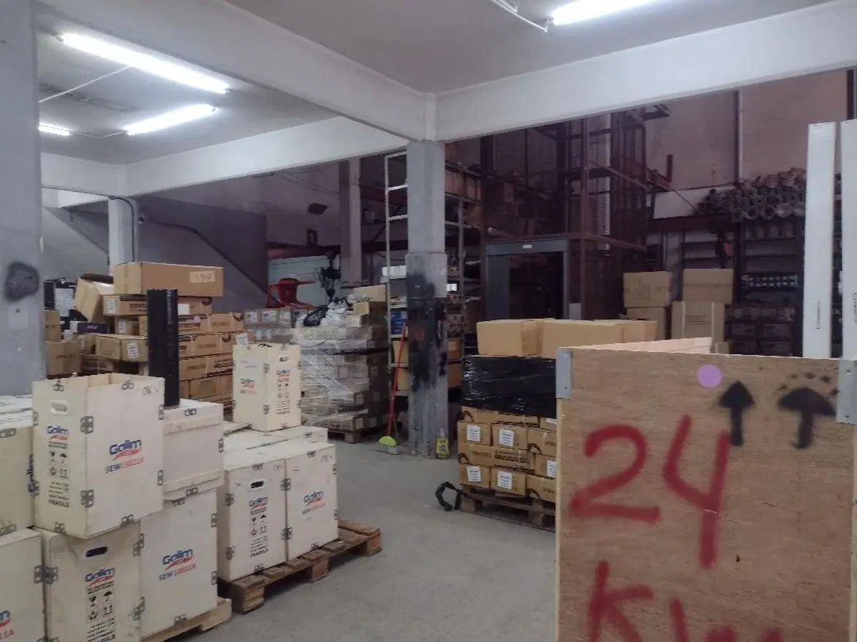 Depósito con entrada para camiones, grúa y montacargas + Local y oficinas 3