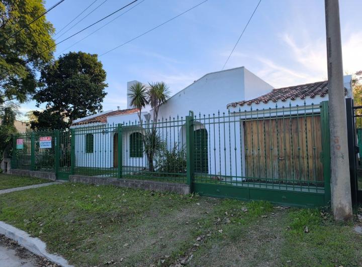ALQUILER - EXCELENTE CASA CON 3 DORMITORIOS - B° EL REFUGIO  1