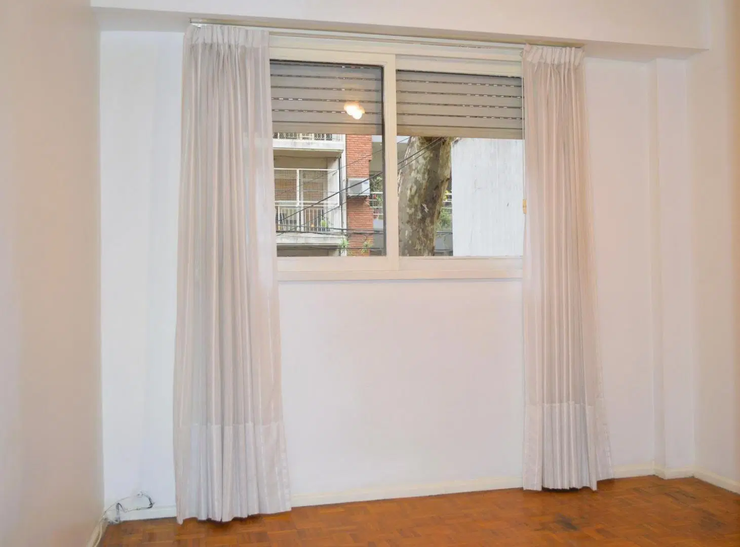 Departamento en alquiler de 2 ambientes al frente con balcón. 4
