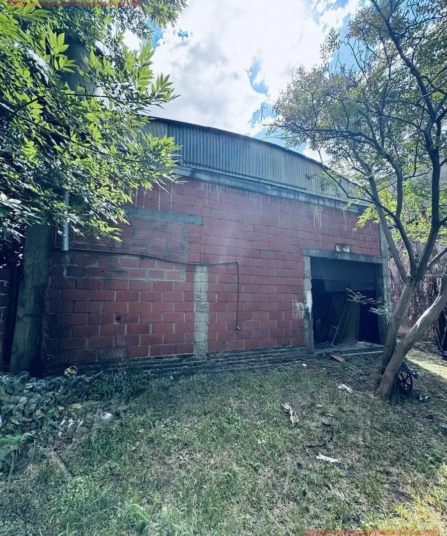 Depósito / Galpón con potencial – 576 m² de lote, 301 m² cubiertos 2