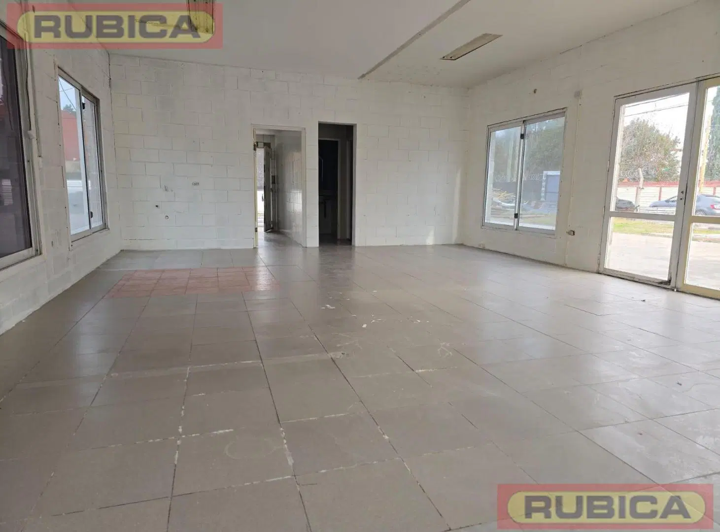 Local en Av Jose E. Uriburu al 1500 - Ex Ruta Nacional N° 8 - PILAR 3