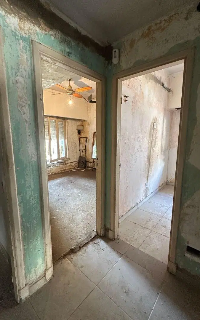 Casa a finalizar refacciones sobre lote de 11 x 57 mts con amplio parque y piscina. 3