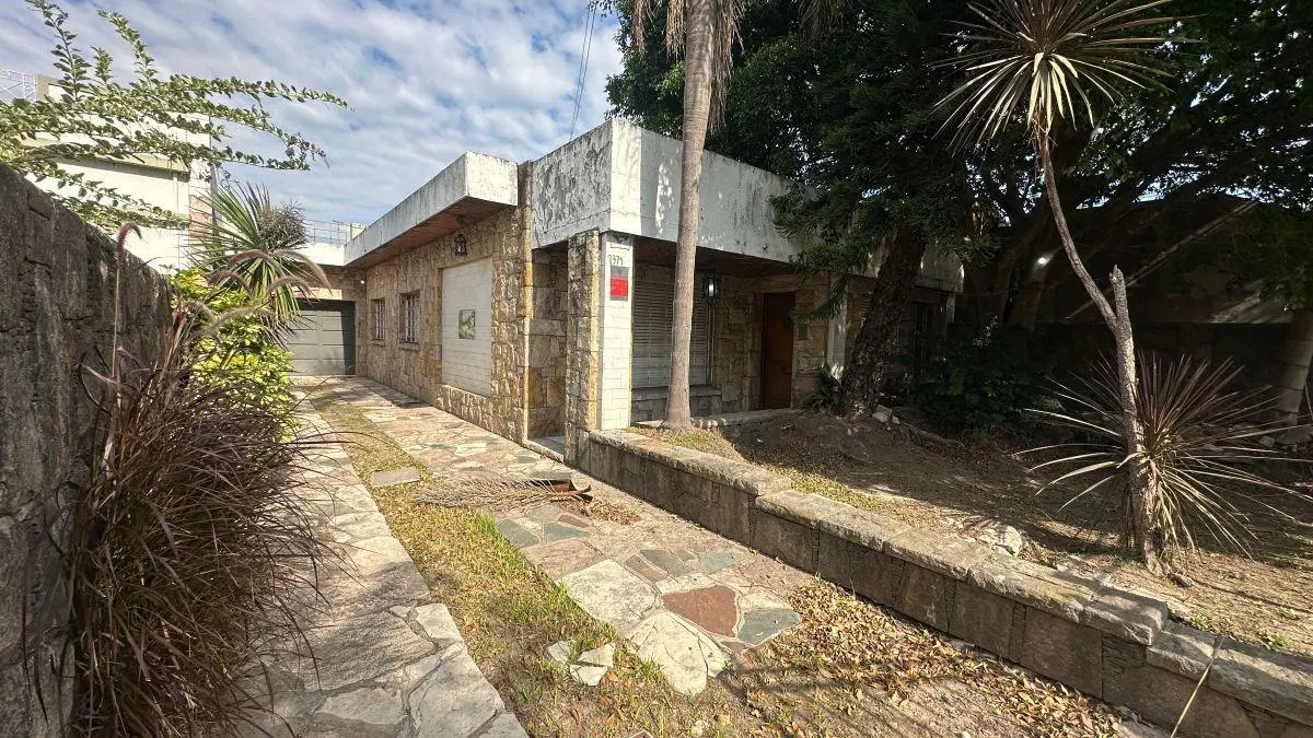 Casa a finalizar refacciones sobre lote de 11 x 57 mts con amplio parque y piscina. 4
