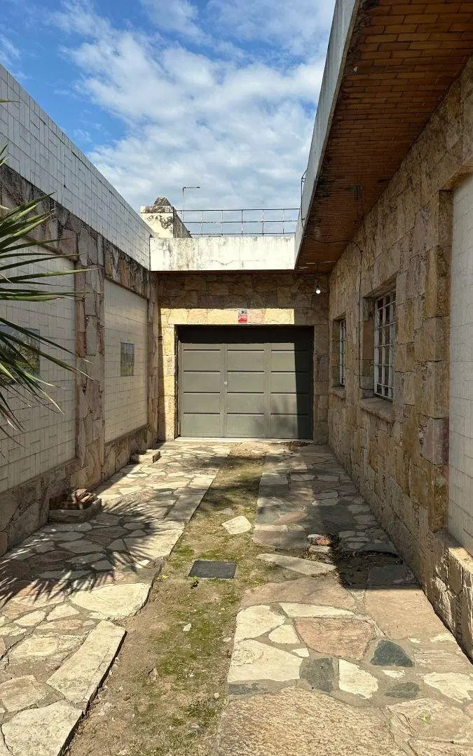 Casa a finalizar refacciones sobre lote de 11 x 57 mts con amplio parque y piscina. 5