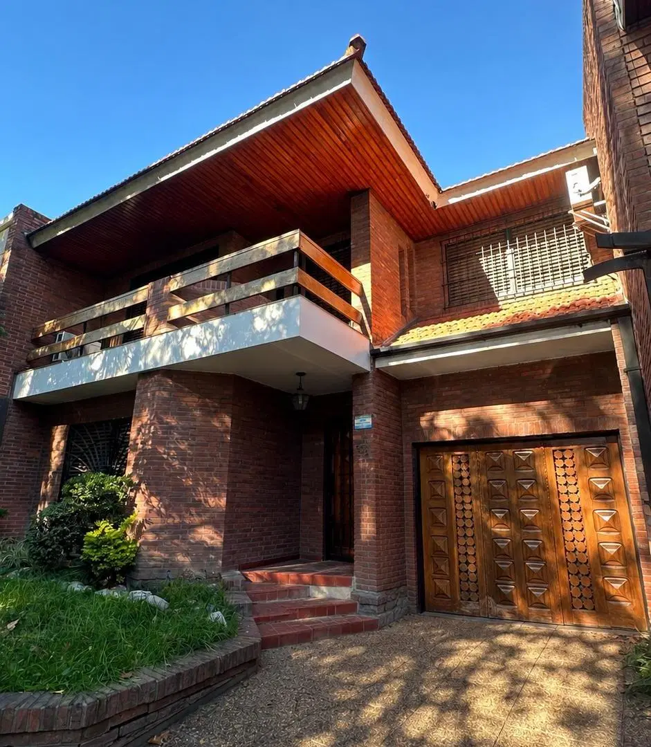 VENTA Casa de categoría con 4 habitaciones, 3 baños. Pereyra Lucena 528. Lomas de Zamora 2