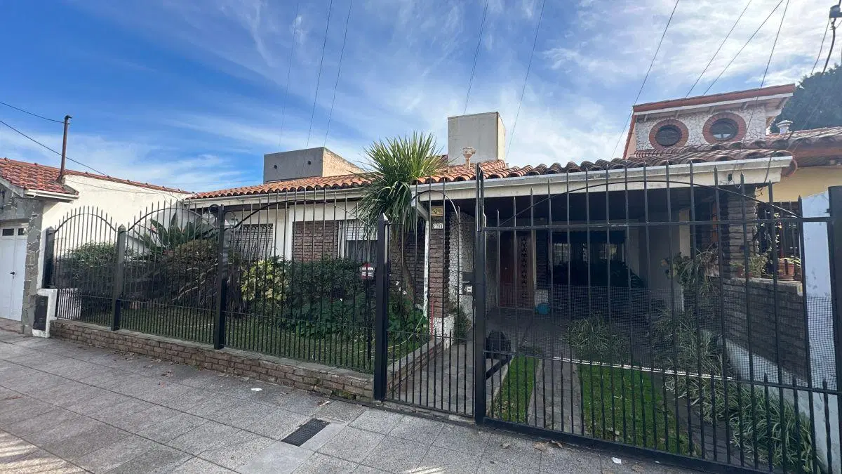 VENTA CASA 3 DORMITORIOS EN BANFIELD. PEDERNERA 1318. APTA CREDITO. 4