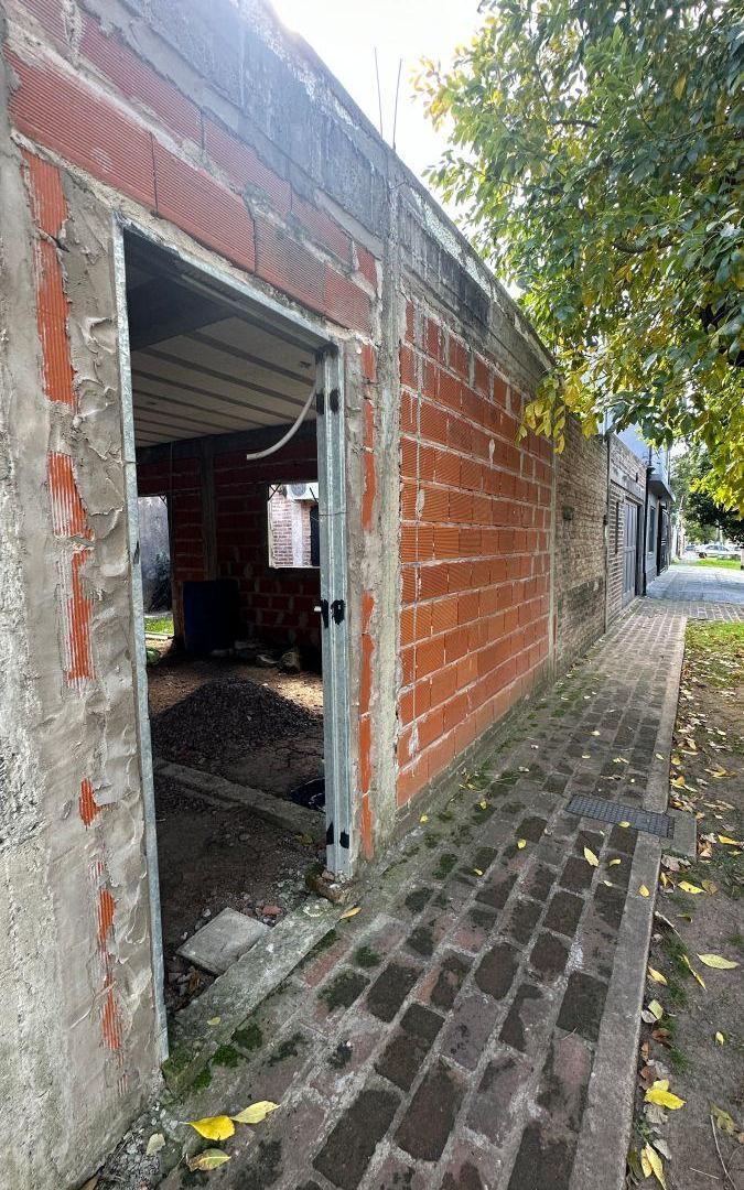 Foto de Terreno en esquina con construcciones existentes., imagen 1
