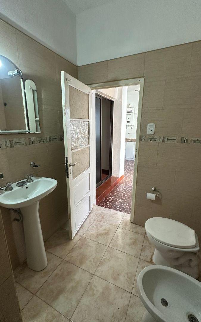 Foto de VENTA CASA AMERICANA 2 DORMITORIOS CON GARAGE Y FONDO LIBRE, imagen 2