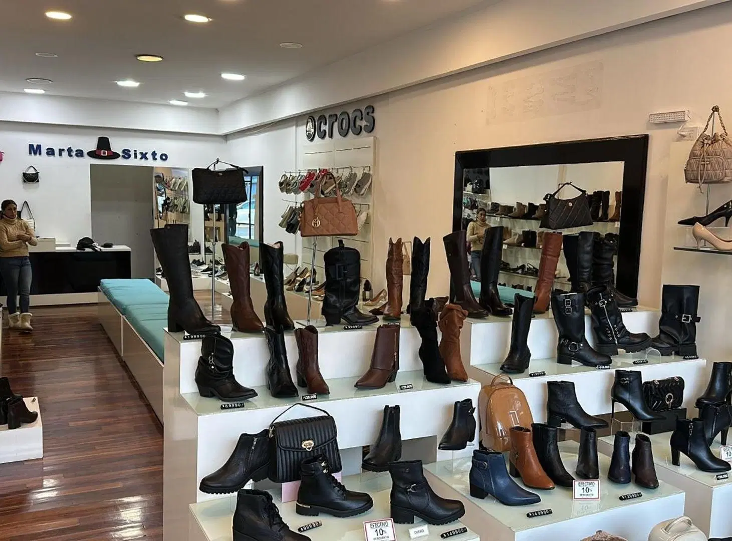 Excelente Local Comercial  en Alquiler Pleno Centro S.Isidro 5