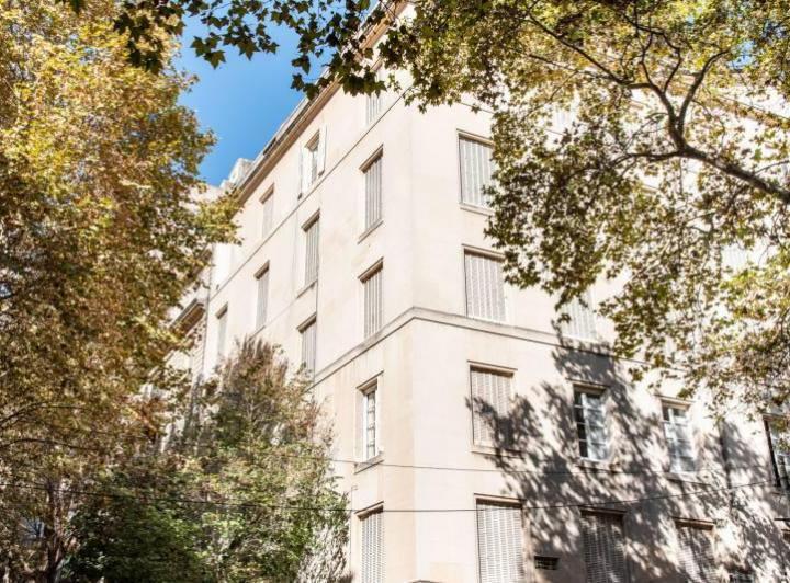 Edificio Neoclásico Francés de gran categoría, con vistas a Plaza S. M de Tours . 3