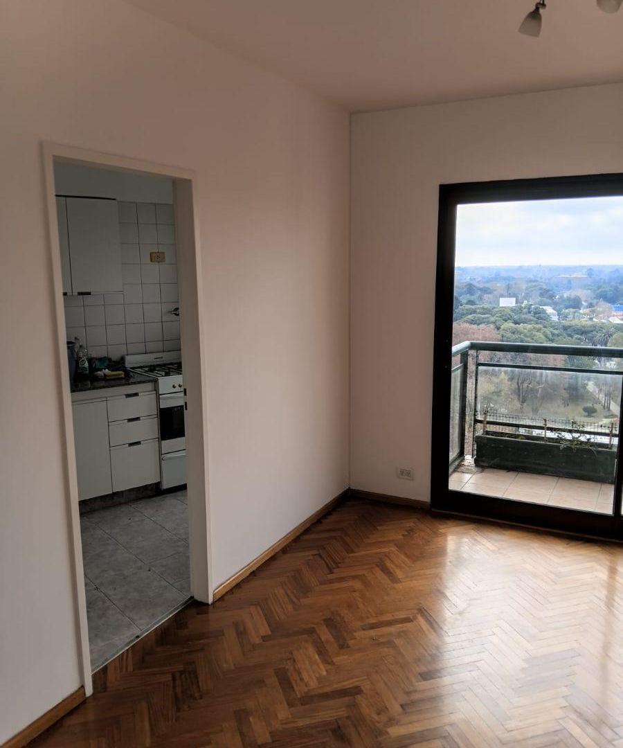 Foto de LUMINOSO 2 AMBIENTES . PISO ALTO .VISTA UNICA –COCHERA OPTATIVA, imagen 3