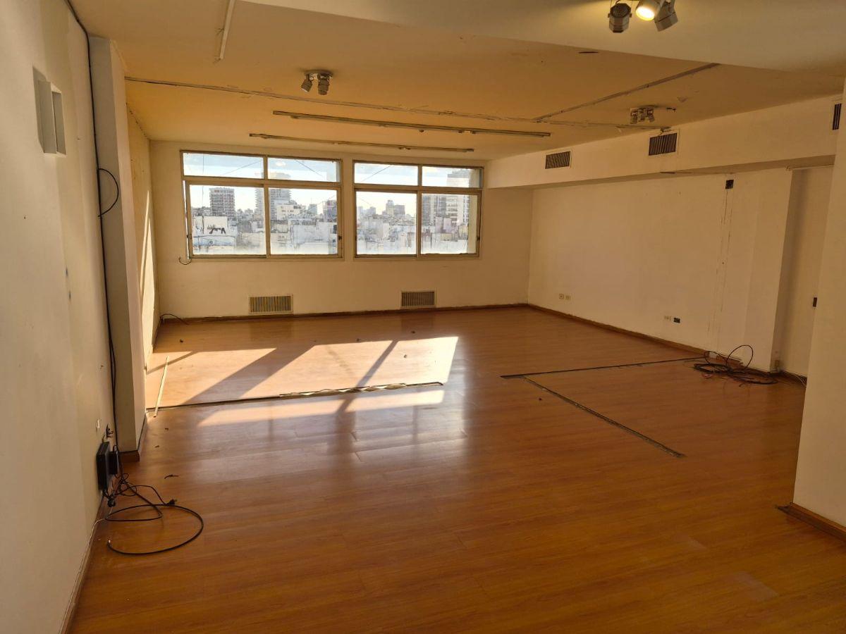 Foto de DUEÑO ALQUILA OFICINA O ESPACIO PARA OTRAS ACTIVIDADES EN CERRITO Y, imagen 2