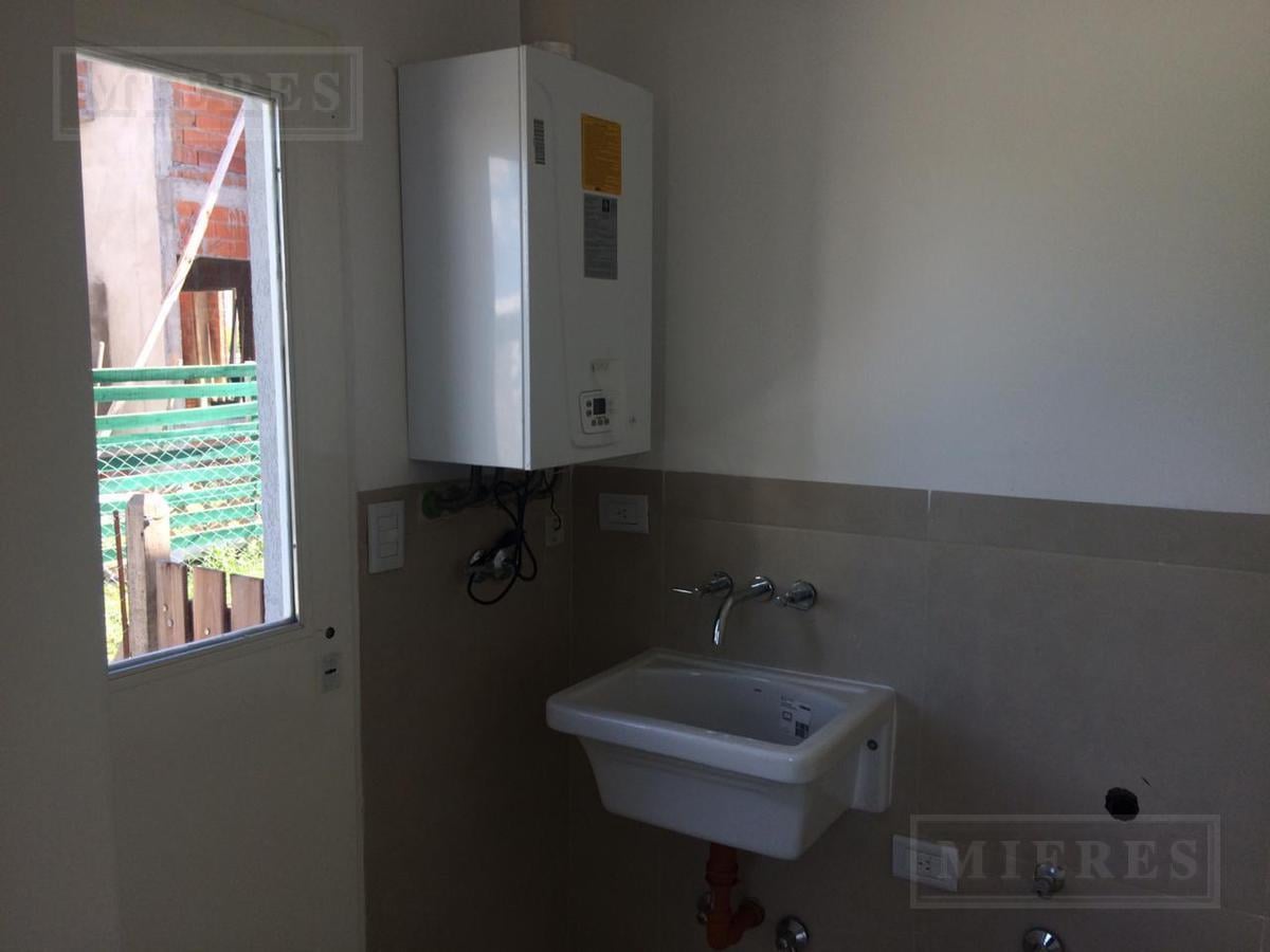 Casa en venta sobre lote interno  en  Barrio Vistas  Puertos