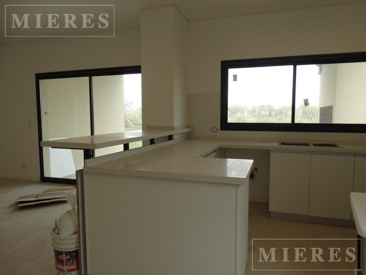 Foto de Casa en venta sobre lote interno en Area 2 San Sebastián, imagen 2