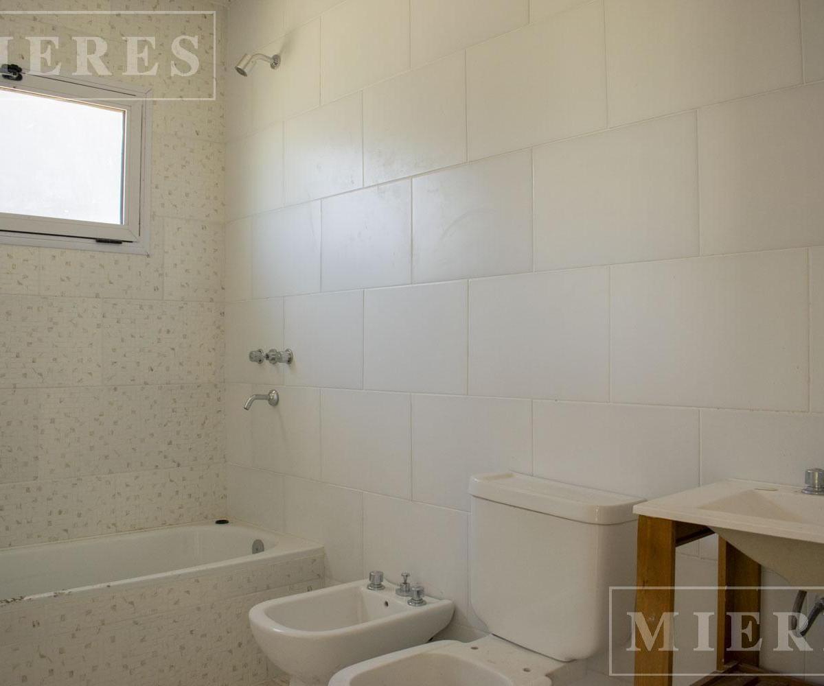 Casa en Venta sobre lote interno en Area 8 San Sebastián