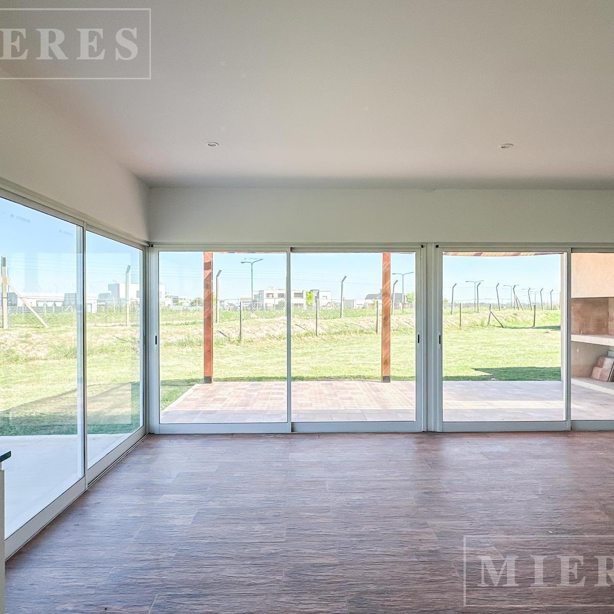 Casa en venta sobre lote interno en Área 1 San Sebastián