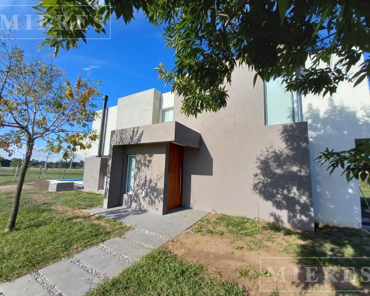 Casa en venta sobre lote interno en  Área 1 San Sebastián
