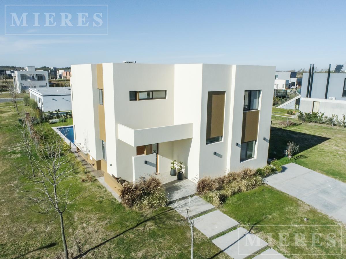 Casa en venta sobre lote interno en Barrio Araucarias Puertos