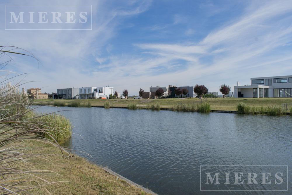 Lote en venta en Puertos Barrio Amarras, a la laguna!!