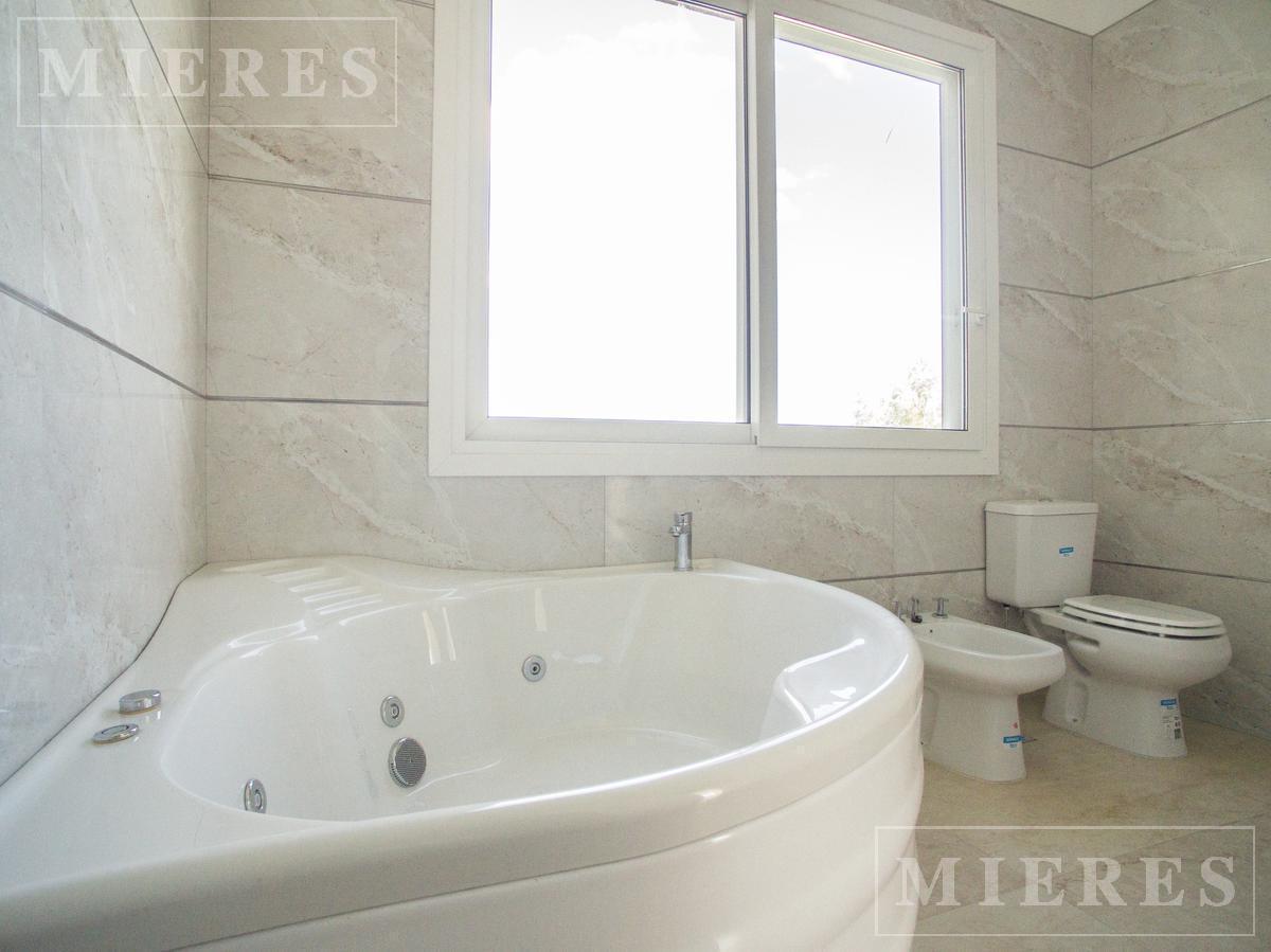 Casa en Venta con Renta Sobre Lote a La Laguna en El Cantón Barrio Norte 3