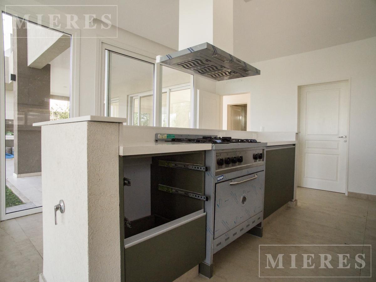Casa en Venta con Renta Sobre Lote a La Laguna en El Cantón Barrio Norte 2