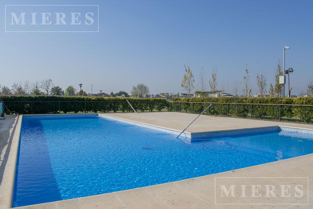 Lote a la laguna en venta en El Cantón barrio Norte