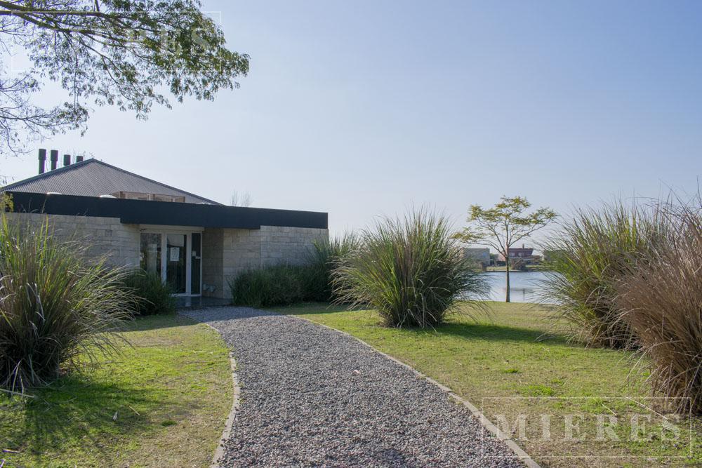Lote a la laguna en venta en El Cantón barrio Norte