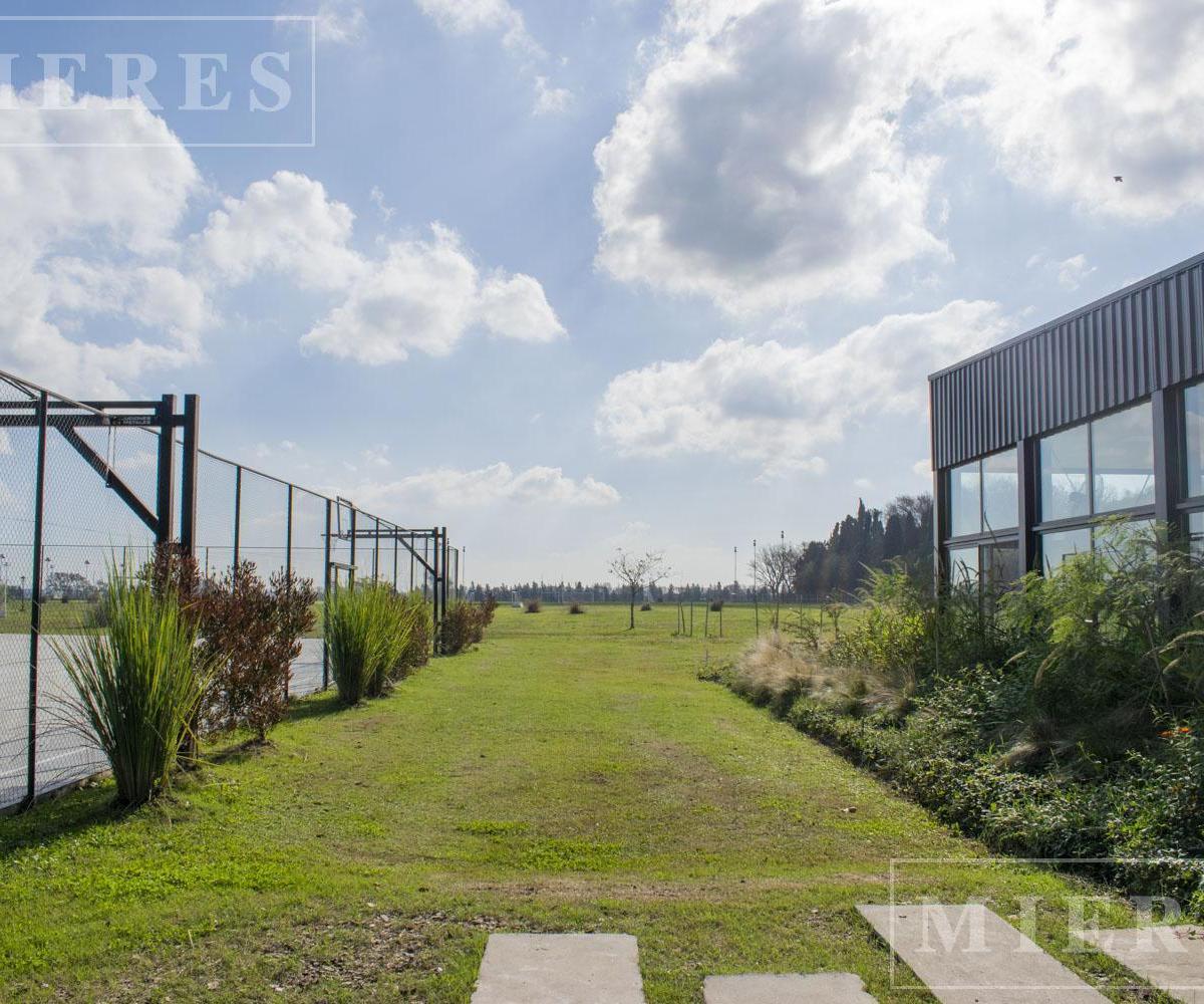 Lote en venta, lindero a la reserva en área 8 San Sebastián