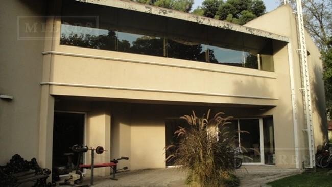 Moderna Casa en Venta Desarrollada en Dos Plantas en Olivos Golf Club 4