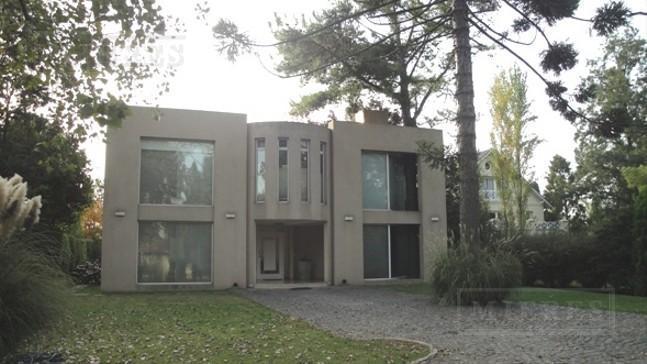 Moderna Casa en Venta Desarrollada en Dos Plantas en Olivos Golf Club 1