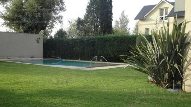Moderna Casa en Venta Desarrollada en Dos Plantas en Olivos Golf Club 5