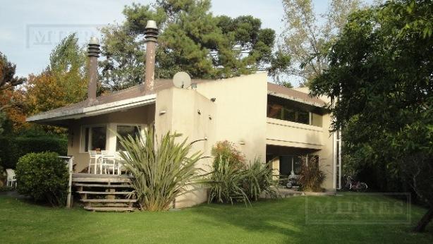 Moderna Casa en Venta Desarrollada en Dos Plantas en Olivos Golf Club 3