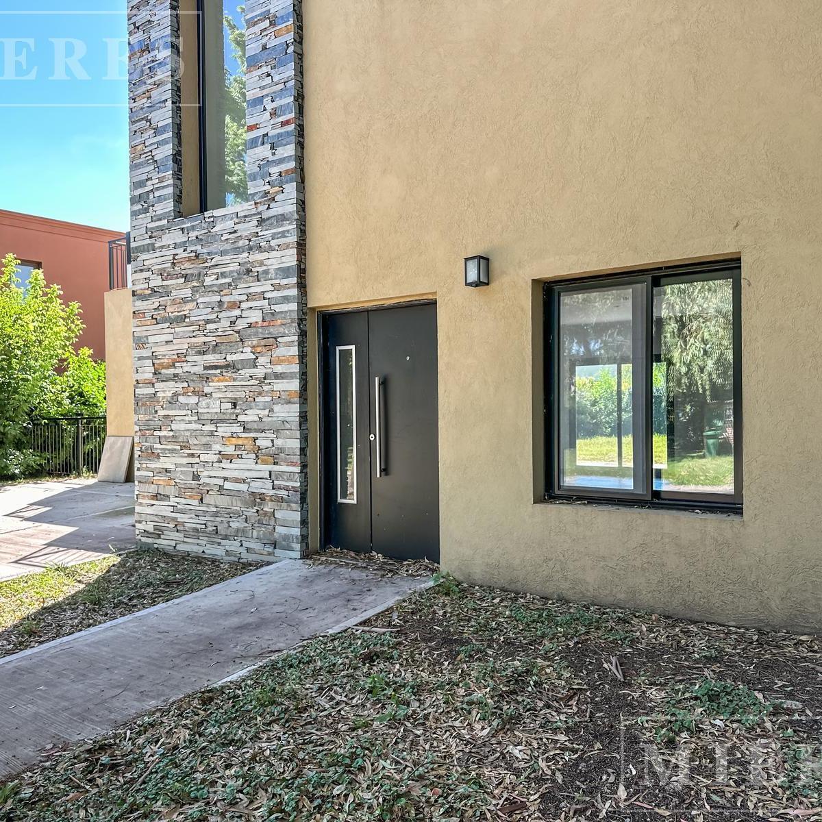 Casa en venta sobre lote interno en Haras Santa María barrio Eucaliptos